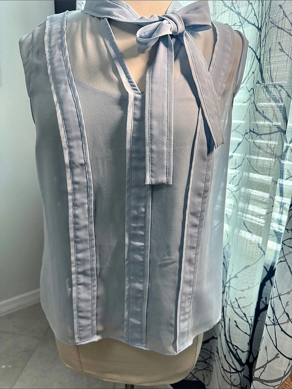 White House Black Market Bow Neck Sleeveless Blouse in Blue Size Medium Like New